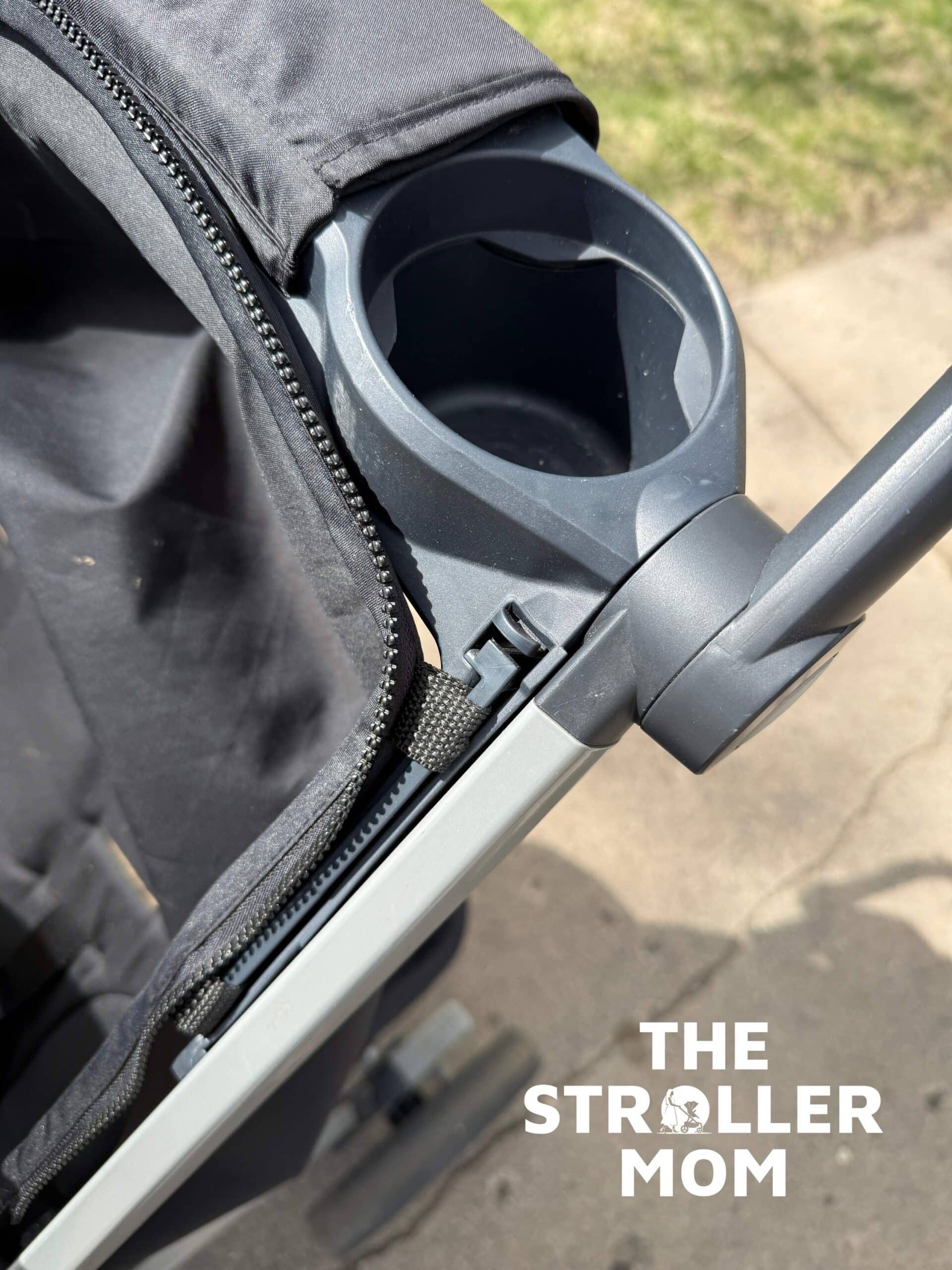 Chicco Bravo seat attachment beside the child tray